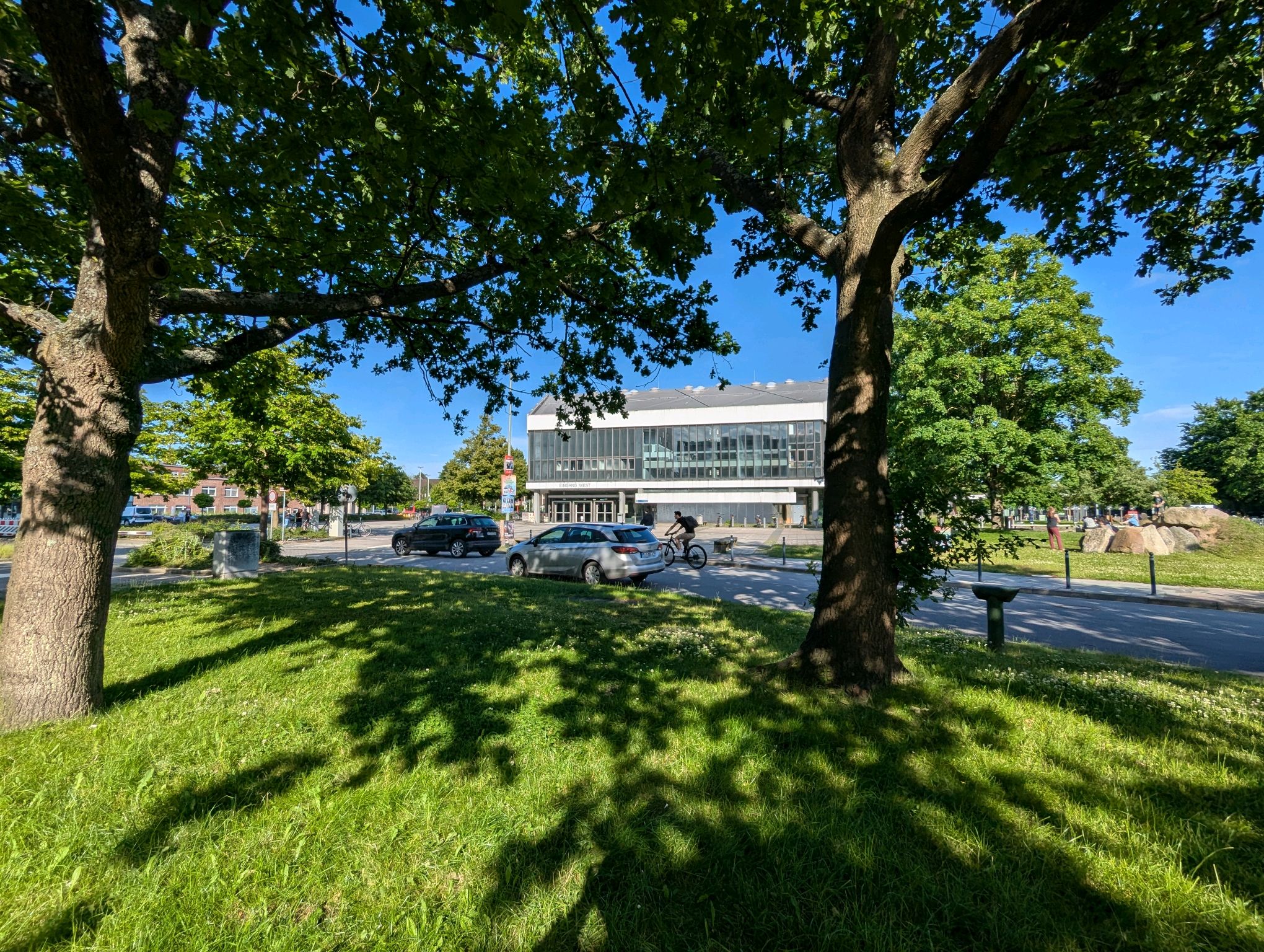 Blick über den Christian-Albrechts-Platz auf das Audimax